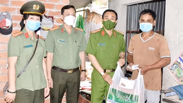 Những phần quà ý nghĩa nhân Ngày hội toàn dân bảo vệ ANTQ