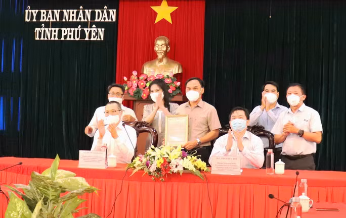 Đại sứ quán Mỹ tặng máy xét nghiệm Realtime RT-PCR cho Phú Yên -0