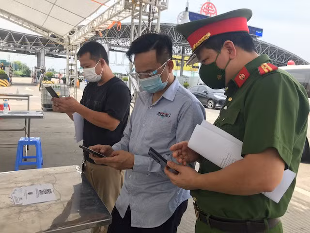 Xe vận tải “luồng xanh” phía Nam phải khai báo y tế qua hệ thống phần mềm khi qua các chốt -0