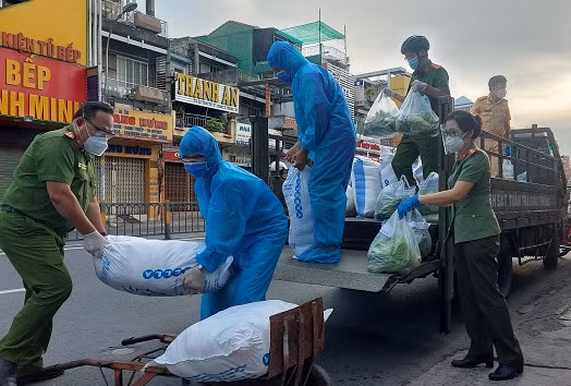 Công an TP Hồ Chí Minh phát gạo, rau... cho người dân giữa mùa dịch -0