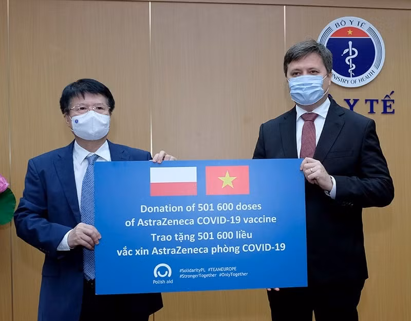 Đại sứ Ba Lan bàn giao cho Bộ Y tế hơn 500.000 liều vaccine AstraZeneca -0