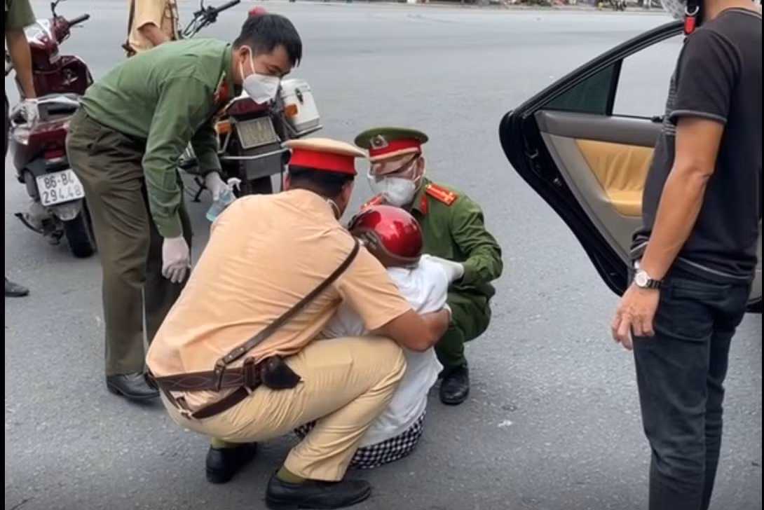 Sau va chạm, thai phụ 37 tuần tuổi được Tổ kiểm soát dịch đưa vào viện ảnh 3 Sau va chạm, thai phụ 37 tuần tuổi được tổ kiểm soát dịch đưa vào viện -1