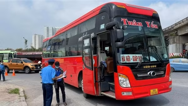 Hà Nội hơn 1.000 xe tải, xe khách vi phạm bị xử lý