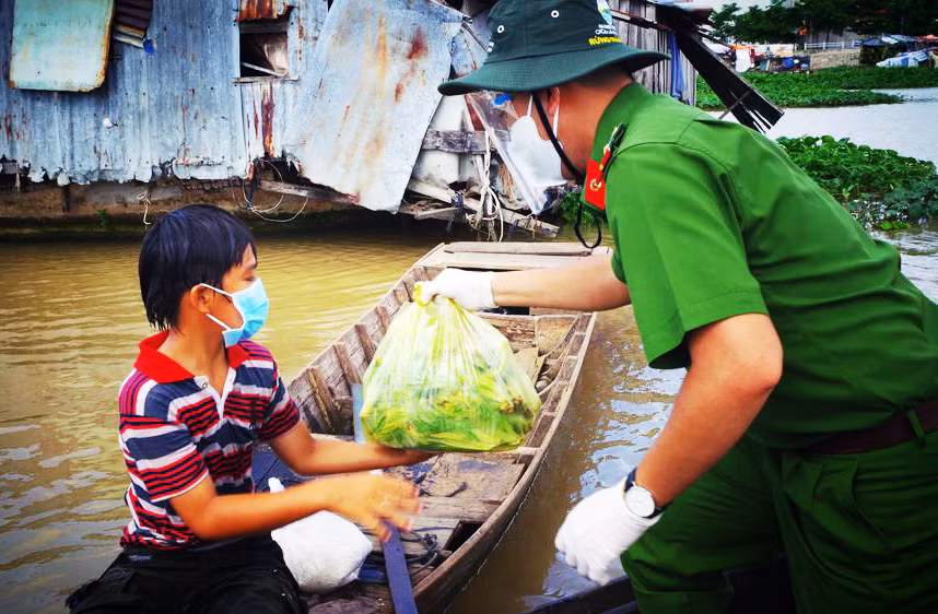 “Phiên chợ 0 đồng” giúp bà con xóm ghe bớt lênh đênh trong mùa dịch -1