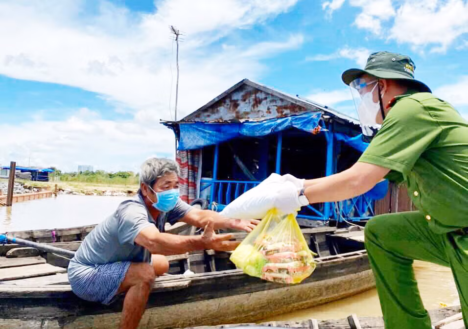 “Phiên chợ 0 đồng” giúp bà con xóm ghe bớt lênh đênh trong mùa dịch -2