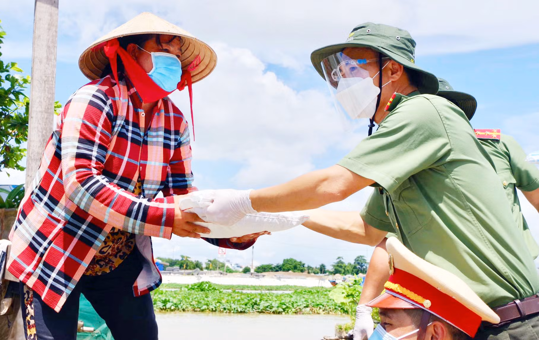 “Phiên chợ 0 đồng” giúp bà con xóm ghe bớt lênh đênh trong mùa dịch -2