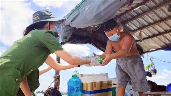 Lan tỏa nghĩa cử từ mô hình bán hoa, góp quỹ tặng quà Tết người nghèo ảnh 9