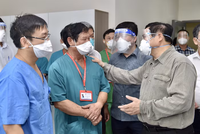 Thủ tướng Phạm Minh Chính kiểm tra, chỉ đạo, động viên công tác chống dịch tại Bình Dương -0
