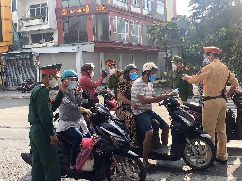 Ngày đầu Công an, quân đội tại TP Hồ Chí Minh xiết chặt giãn cách xã hội -0