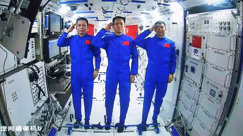 Các phi hành gia Trung Quốc thực hiện chuyến đi bộ thứ hai ngoài không gian -0