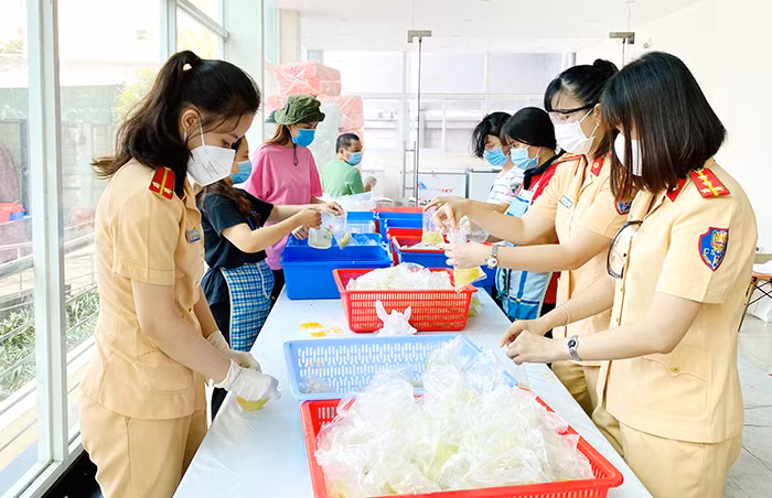 trang 18,19: Bếp ăn thắm đượm tình nghĩa đồng bào -0