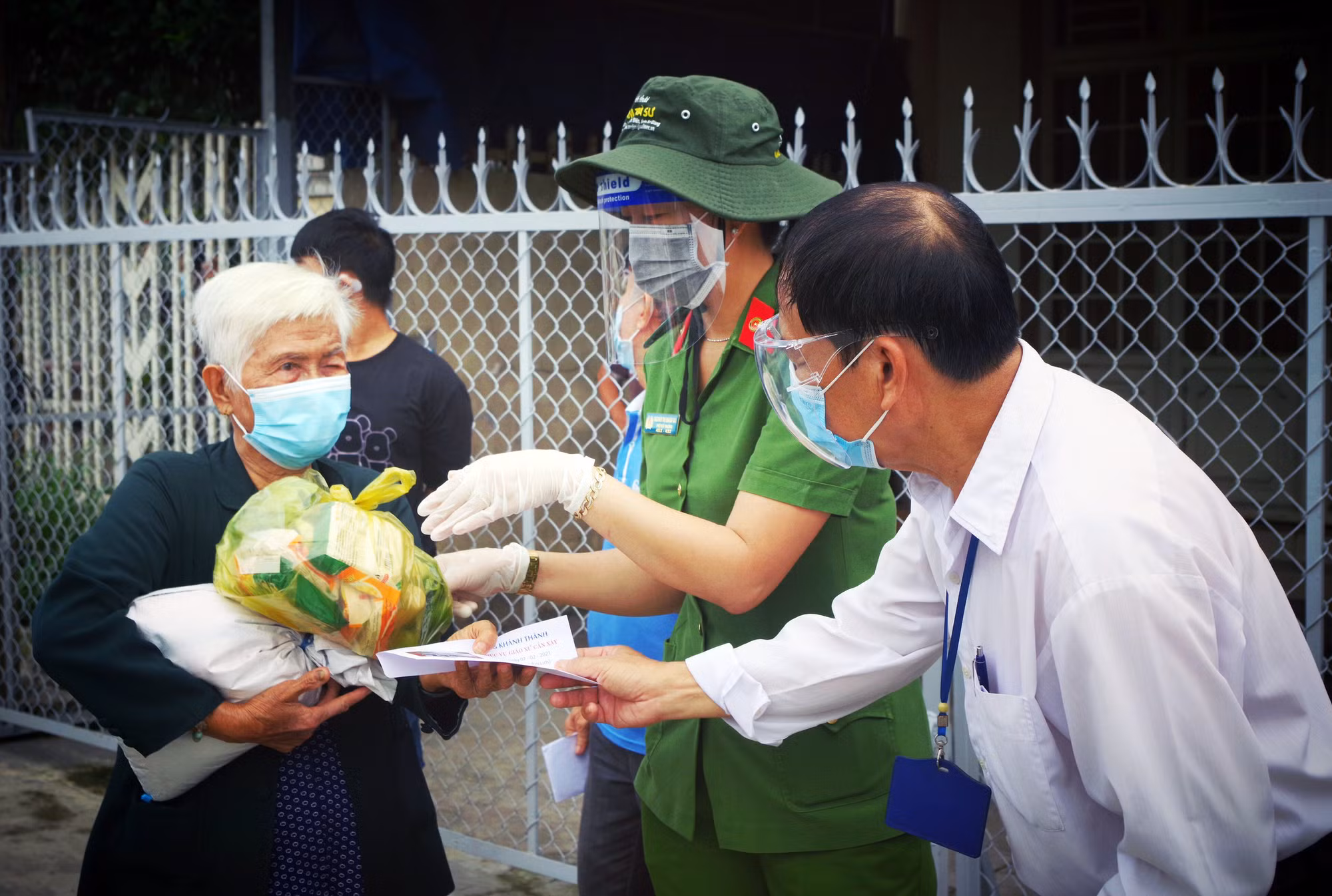 “Phiên chợ 0 đồng” chia sẻ khó khăn với người dân trên quê hương Bác Tôn -1