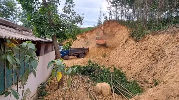 Khai thác đất trái phép gần trụ sở UBND xã ảnh 6