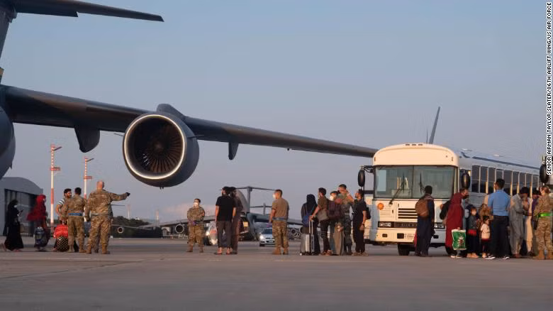 Sản phụ Afghanistan sinh con ngay trên máy bay sơ tán của Mỹ -0