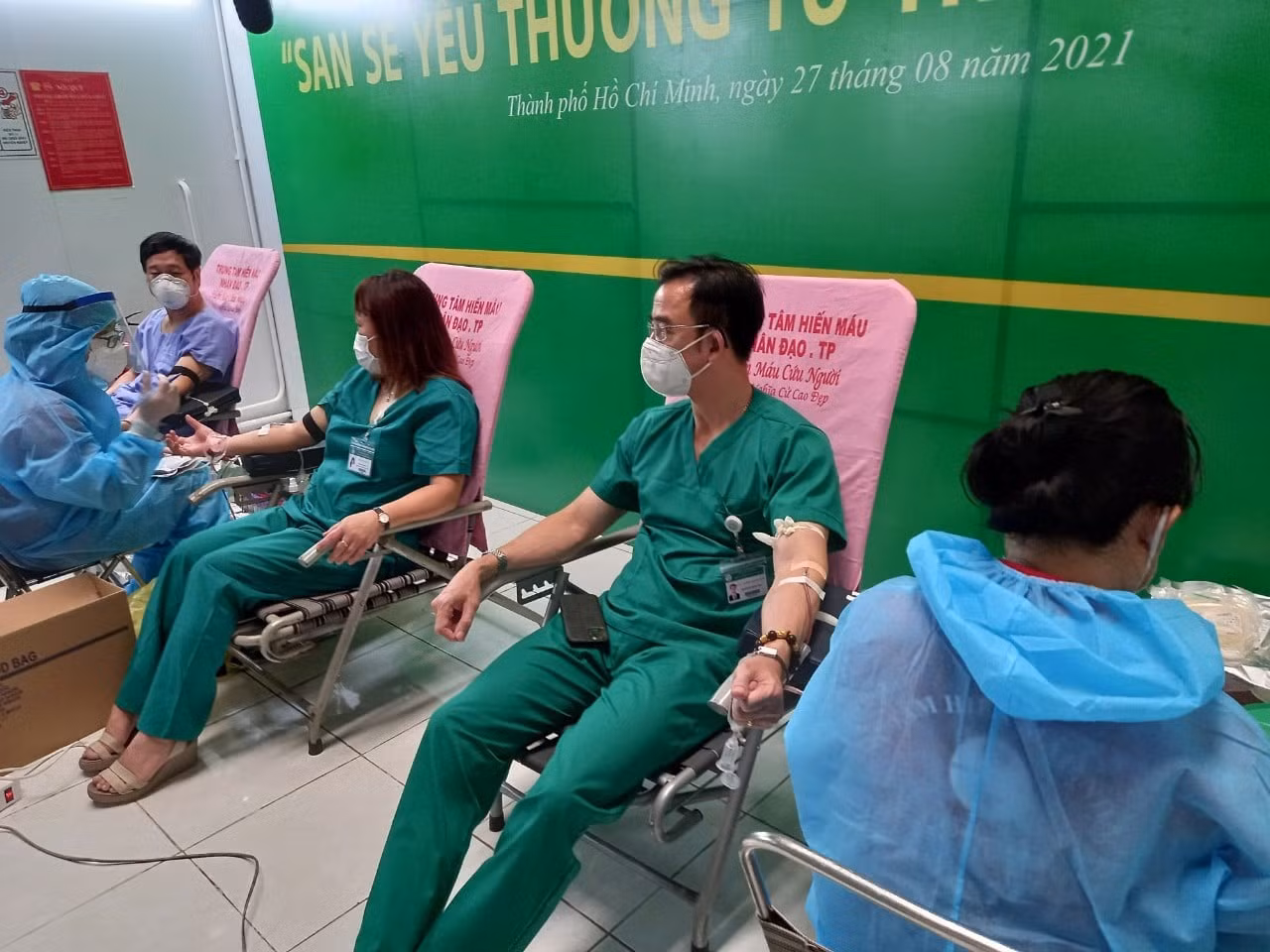 Y bác sĩ Trung tâm Hồi sức tích cực tại TP Hồ Chí Minh hiến máu cứu bệnh nhân -0