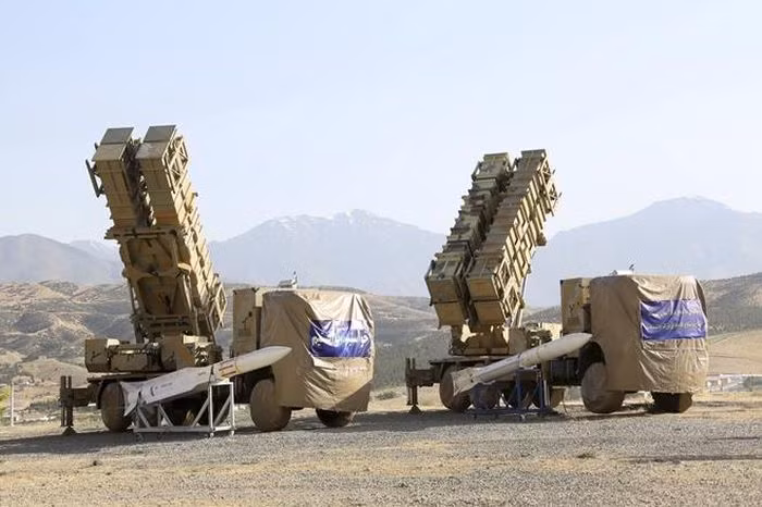 Iran khoe tên lửa phòng không 
