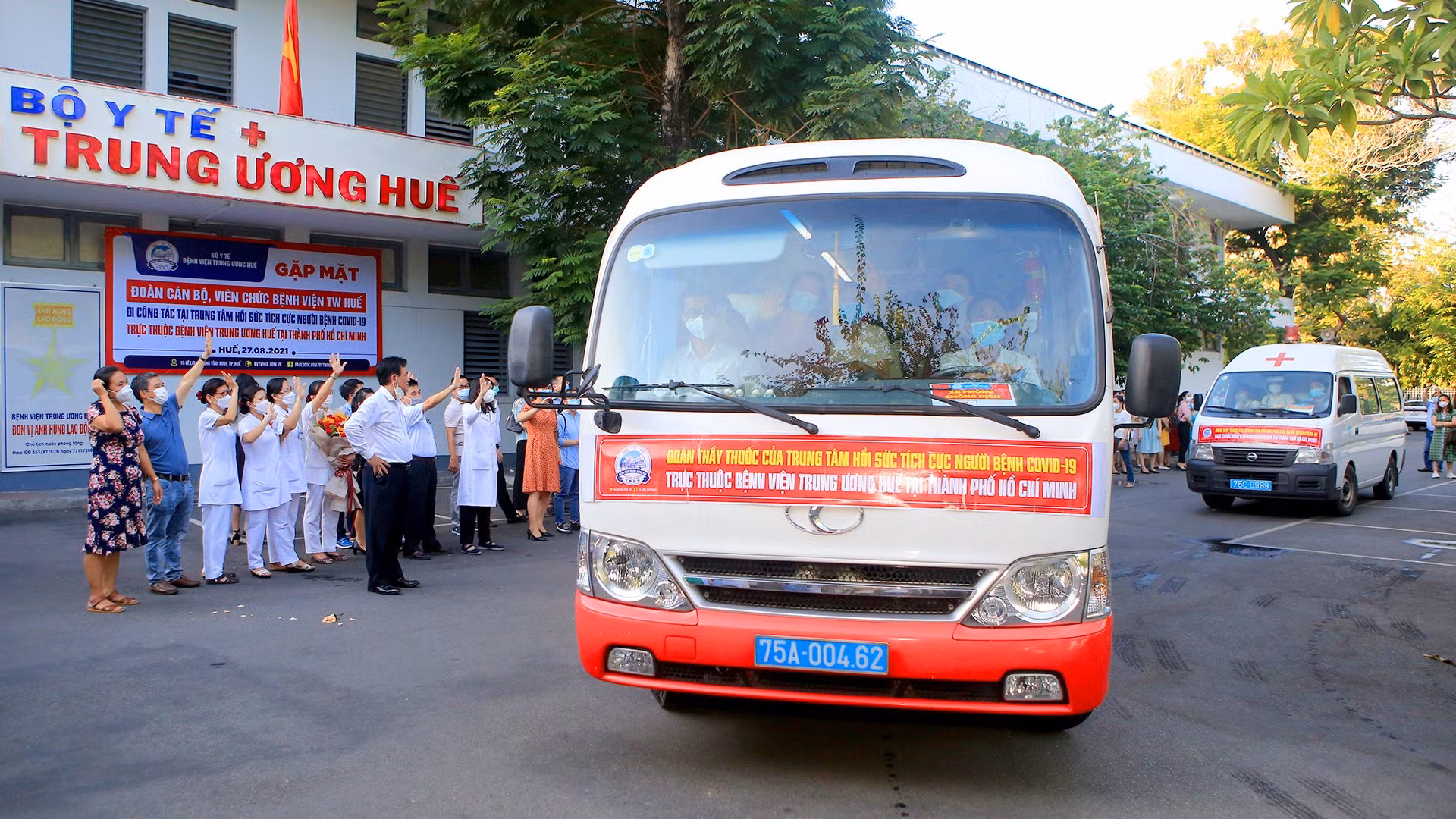 Huế điều động thêm 52 y, bác sĩ vào TP Hồ Chí Minh hỗ trợ chống dịch -0