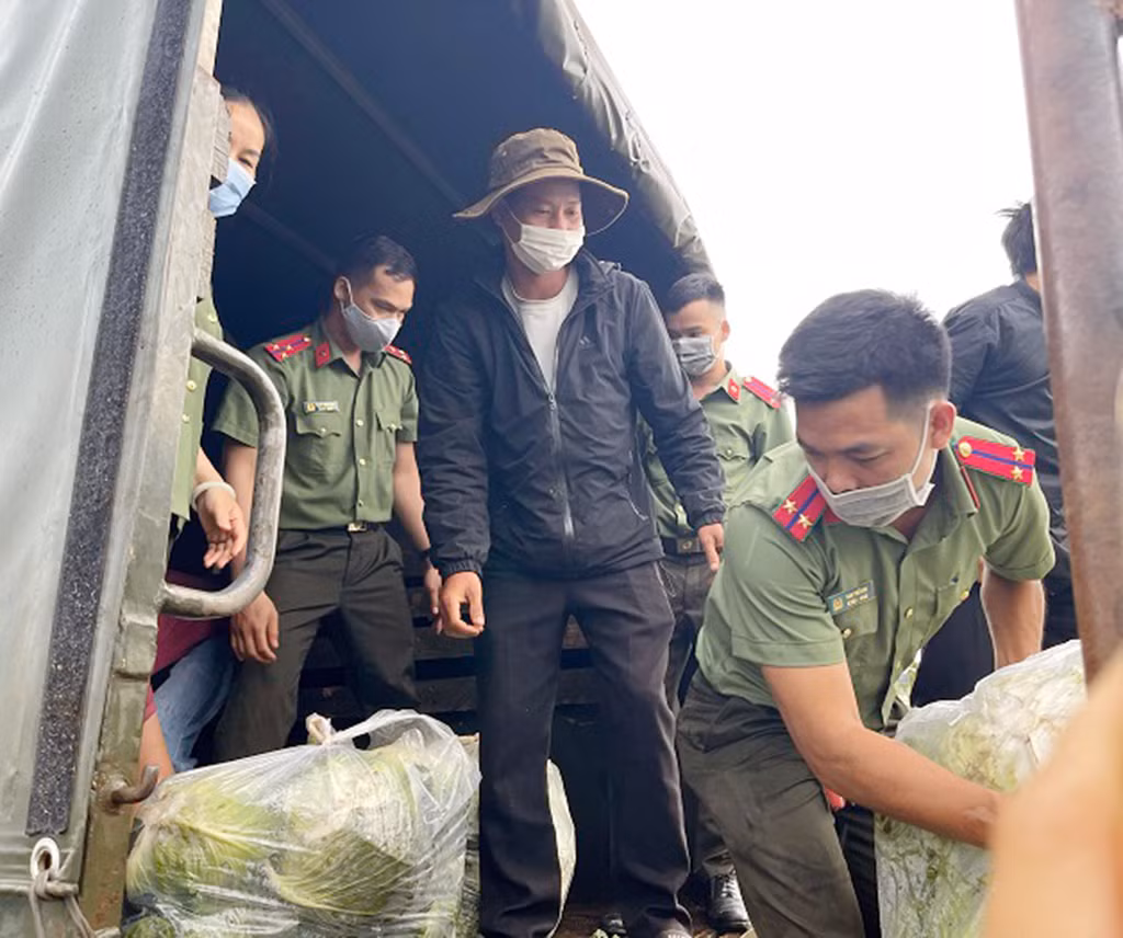 Công an Đắk Nông chung tay hỗ trợ&nbsp;quân và dân vùng dịch -0