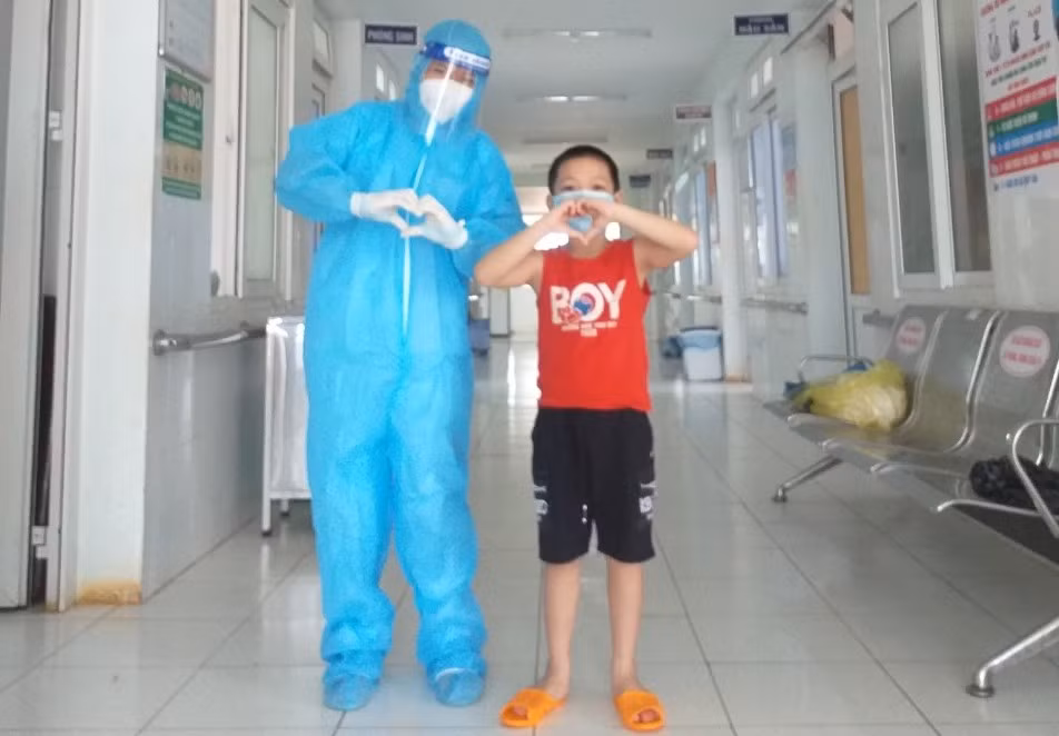 Nữ điều dưỡng F0 kiêm “bảo mẫu” cho 3 em nhỏ trong khu điều trị COVID-19 -0