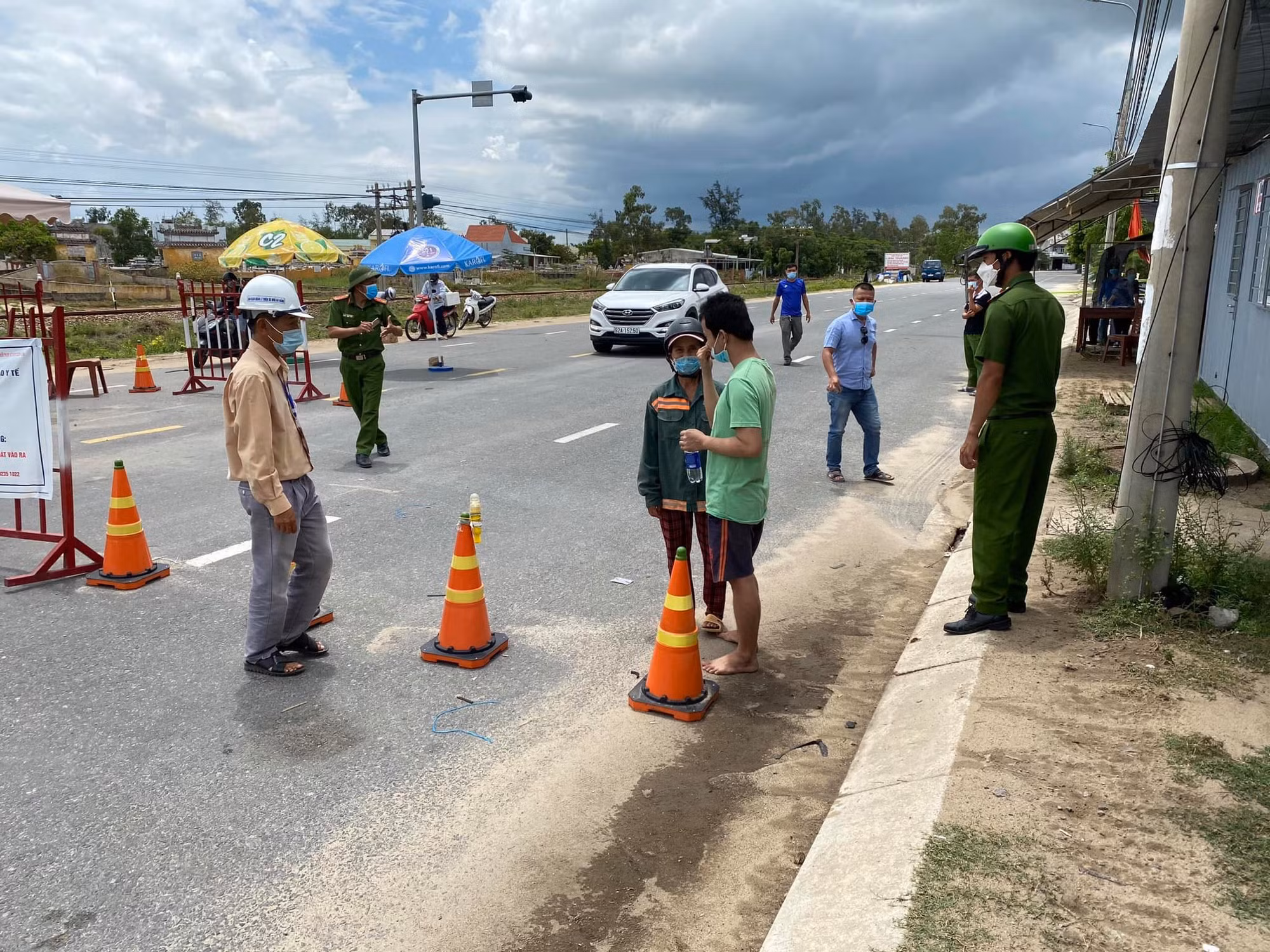 Công an xã giúp người đi lạc về với gia đình -0