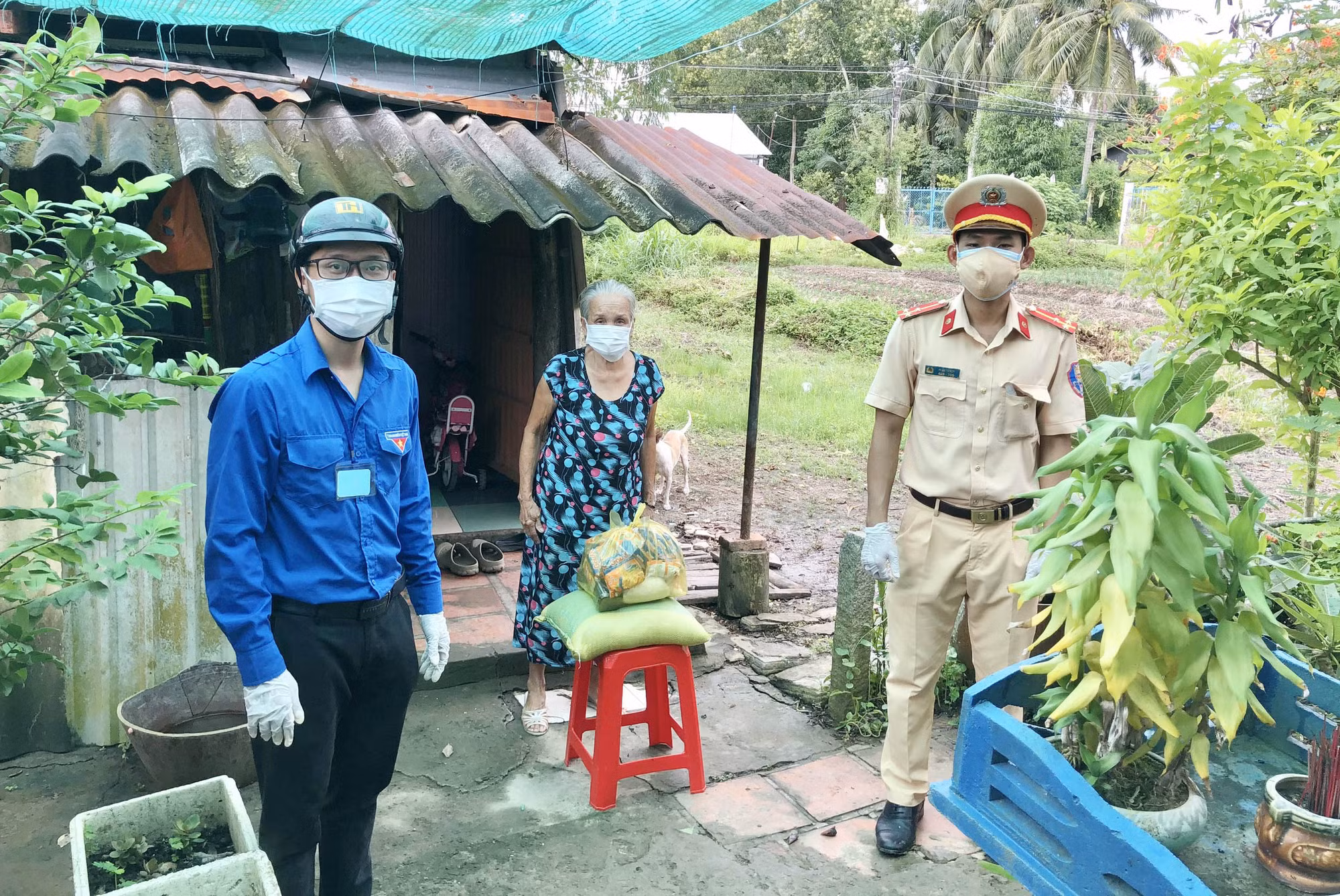 Thượng úy CSGT chia sẻ xăng cho dân tiếp tục vận động tặng quà khu phong tỏa -0