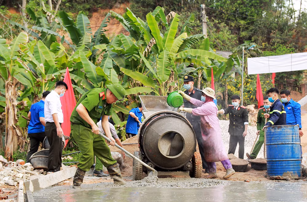 24-25 - so 19-8 “Trọng dân, gần dân - Lúc dân cần, lúc dân khó có Công an” -6