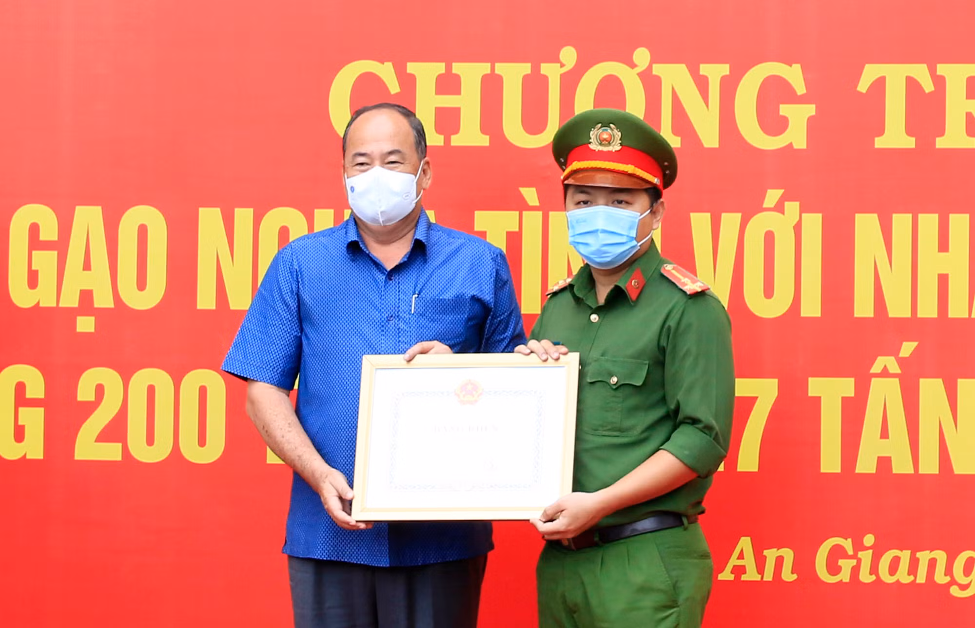 Chủ tịch tỉnh tặng bằng khen cán bộ Công an phường kịp thời đưa sản phụ đi cấp cứu -0