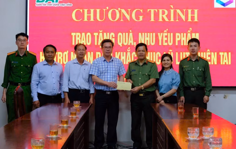 Bộ Công an chuyển nhu yếu phẩm hỗ trợ người dân vùng mưa lũ Lâm Đồng -0