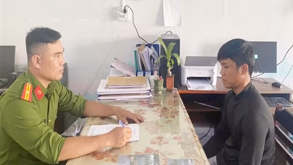 Công an xã vận động đối tượng bị truy nã đặc biệt nguy hiểm ra đầu thú