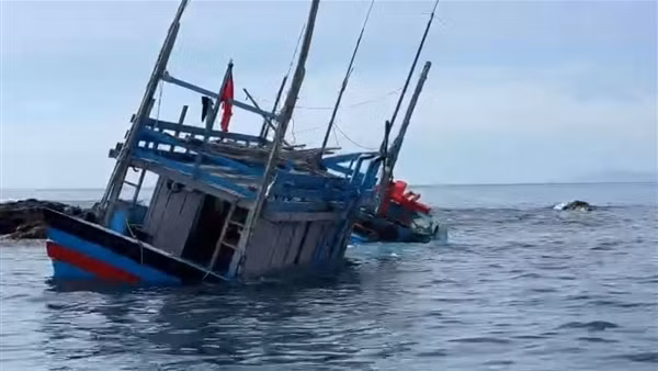 Tàu cá chìm đắm ở vùng biển Trường Sa, 3 ngư dân được cứu nạn, 2 người mất tích
