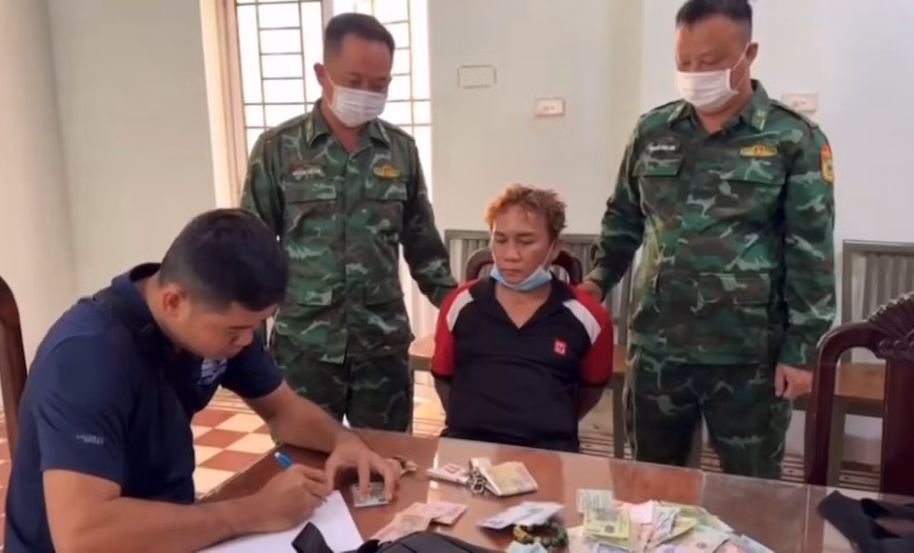 Bắt nóng đối tượng dùng xe ô tô đâm thương vong nhiều người trong gia đình -0
