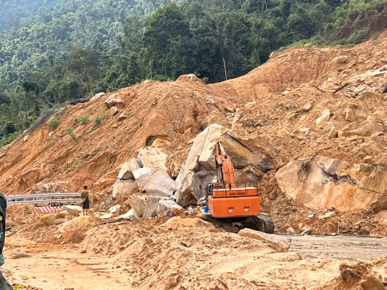 Tập trung khắc phục hậu quả sạt lở trên đèo Khánh Lê, nỗ lực thông tuyến trong ngày 7/12 -0