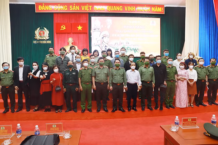 Xây dựng hình tượng người Cảnh sát nhân dân qua các sáng tác văn học -0
