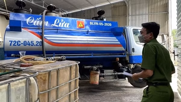 Bắt giữ tàu chở 1 triệu lít xăng E5 lậu ảnh 3