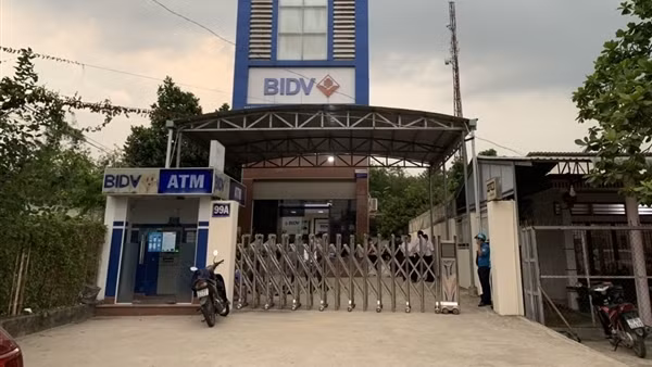 Khen thưởng thành tích bắt nhóm cướp chuyên nhằm vào phụ nữ ảnh 2