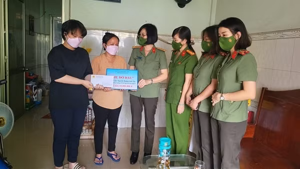 Hạnh phúc khi làm “Mẹ đỡ đầu” 3 trẻ mồ côi ảnh 2