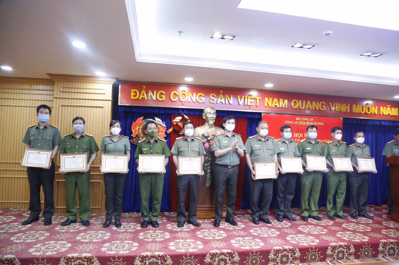 Công an Bình Dương khen thưởng nhiều tập thể, cá nhân có thành tích xuất sắc -0