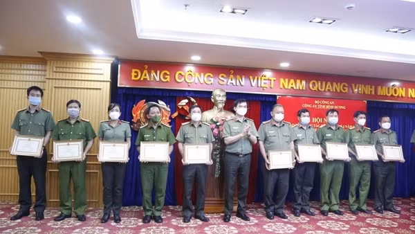 Khen thưởng Ban chuyên án bắt nhóm đối tượng dùng súng bắn chết người ảnh 4