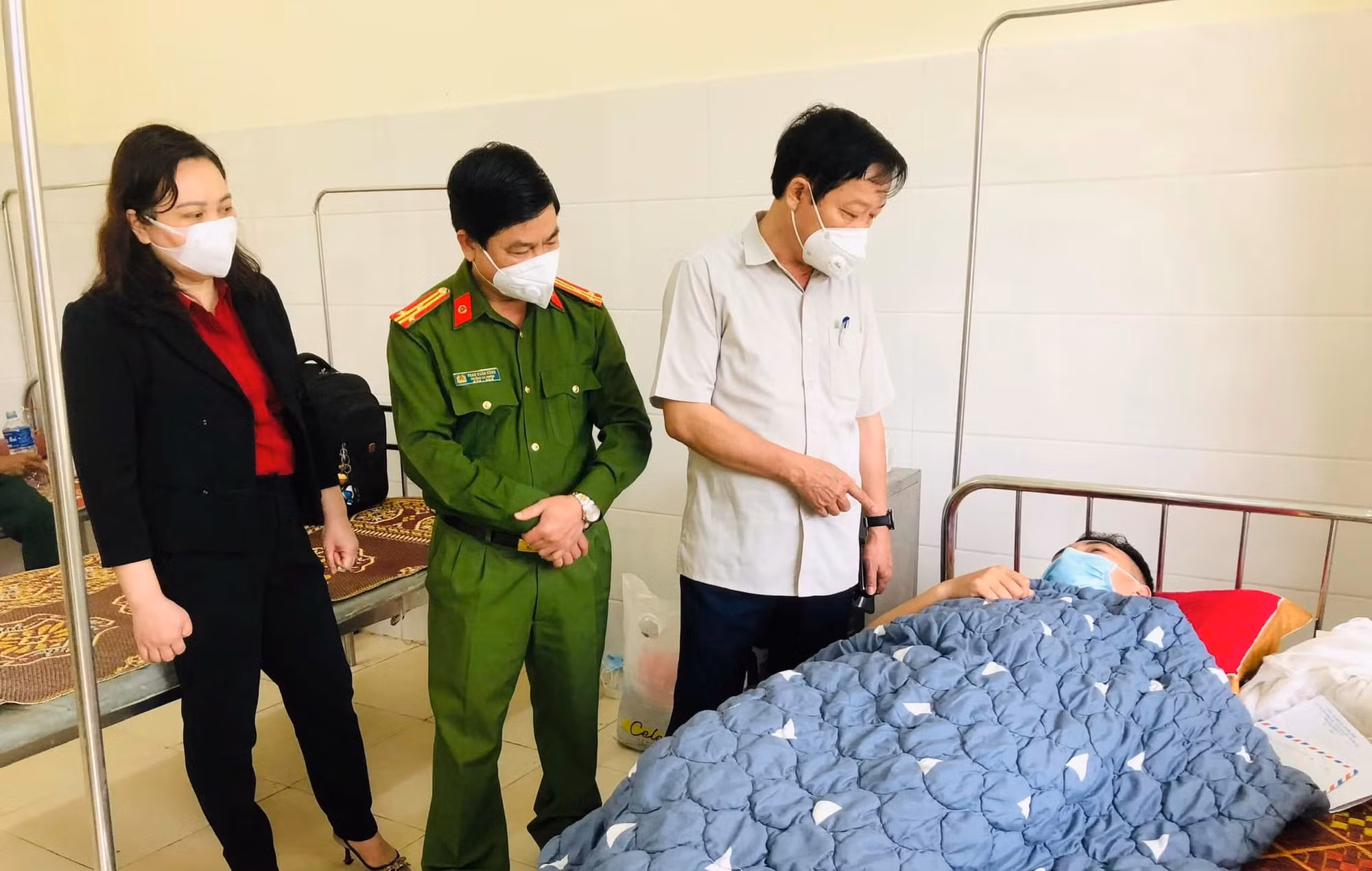 Phó Trưởng công an xã bị chém trọng thương khi giải tỏa hành lang ATGT -0