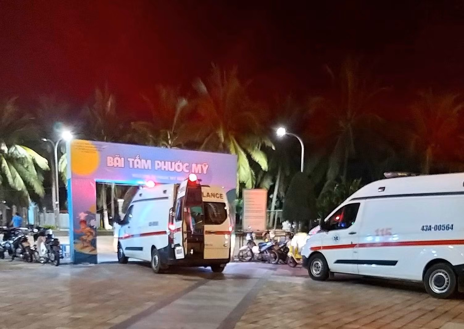 Đà Nẵng: 5 du khách bị cuốn trôi khi tắm biển đêm, một người tử vong -1
