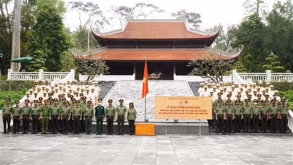 Tuổi trẻ CAND tiêu biểu báo công dâng Bác