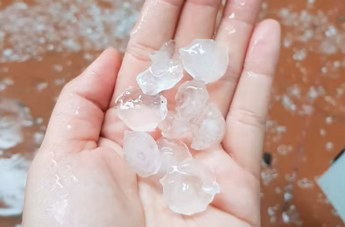 Mưa đá trút xuống Đà Lạt, nhiều nơi ngập cục bộ -0