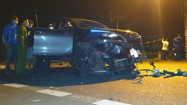 Bé trai hai tuổi tử vong dưới gầm xe ôtô con