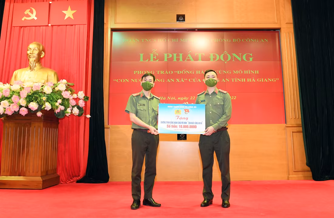 Đồng hành cùng mô hình “Con nuôi Công an xã” của Công an tỉnh Hà Giang -0