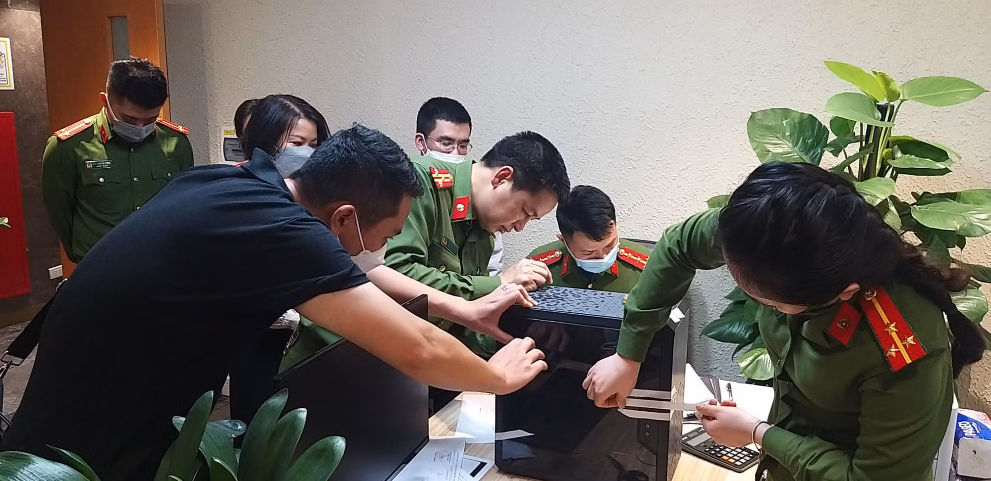 Những hình ảnh nóng khám xét tại trụ sở FLC -5