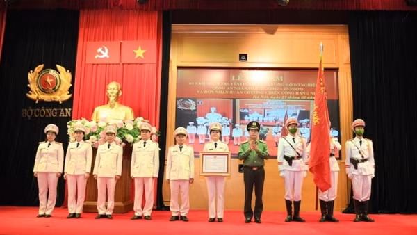 Cục Hồ sơ nghiệp vụ đón nhận Huân chương Chiến công hạng Nhì