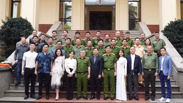Bộ Công an gặp mặt Đoàn làm phim “Phố trong làng”