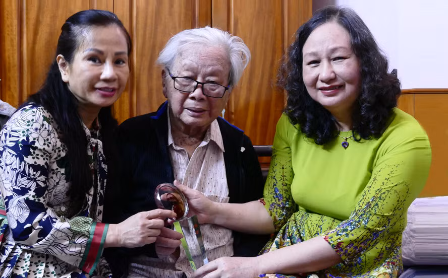 Thôi đã lỡ một mùa hoa sữa -0