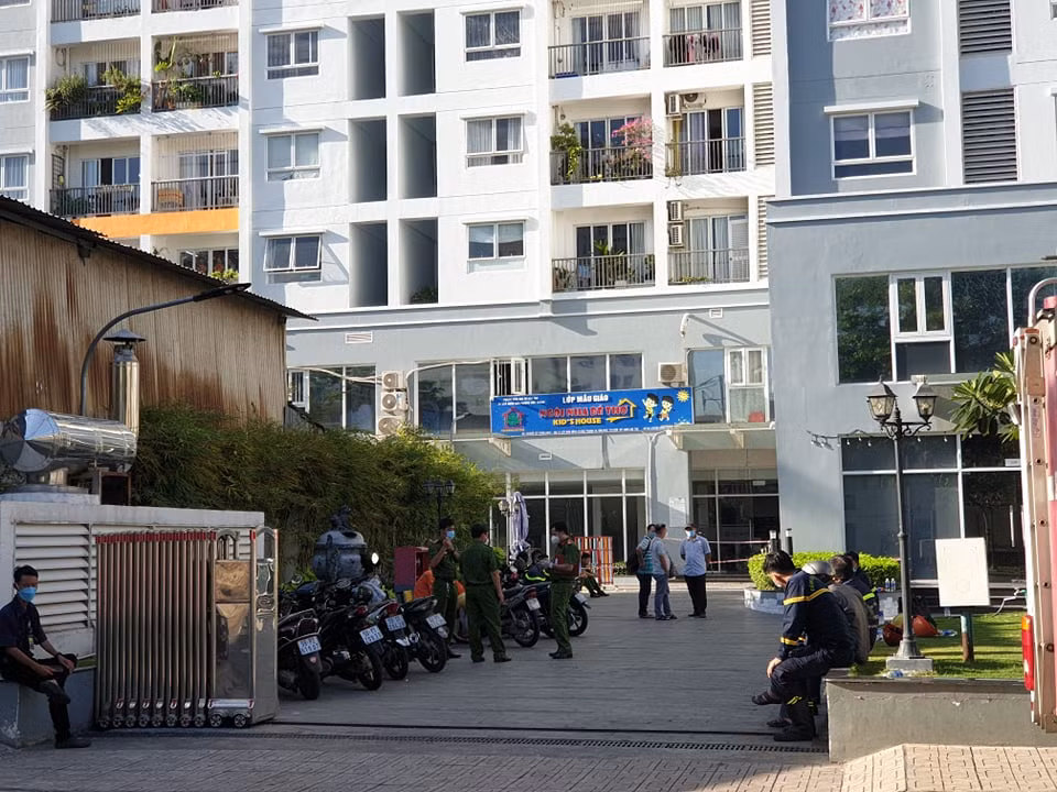 Cháy căn hộ trên tầng 10, 2 người phụ nữ tử vong -0