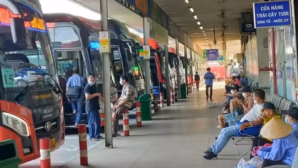 Xe khách hoạt động cầm chừng chờ tăng giá vé?